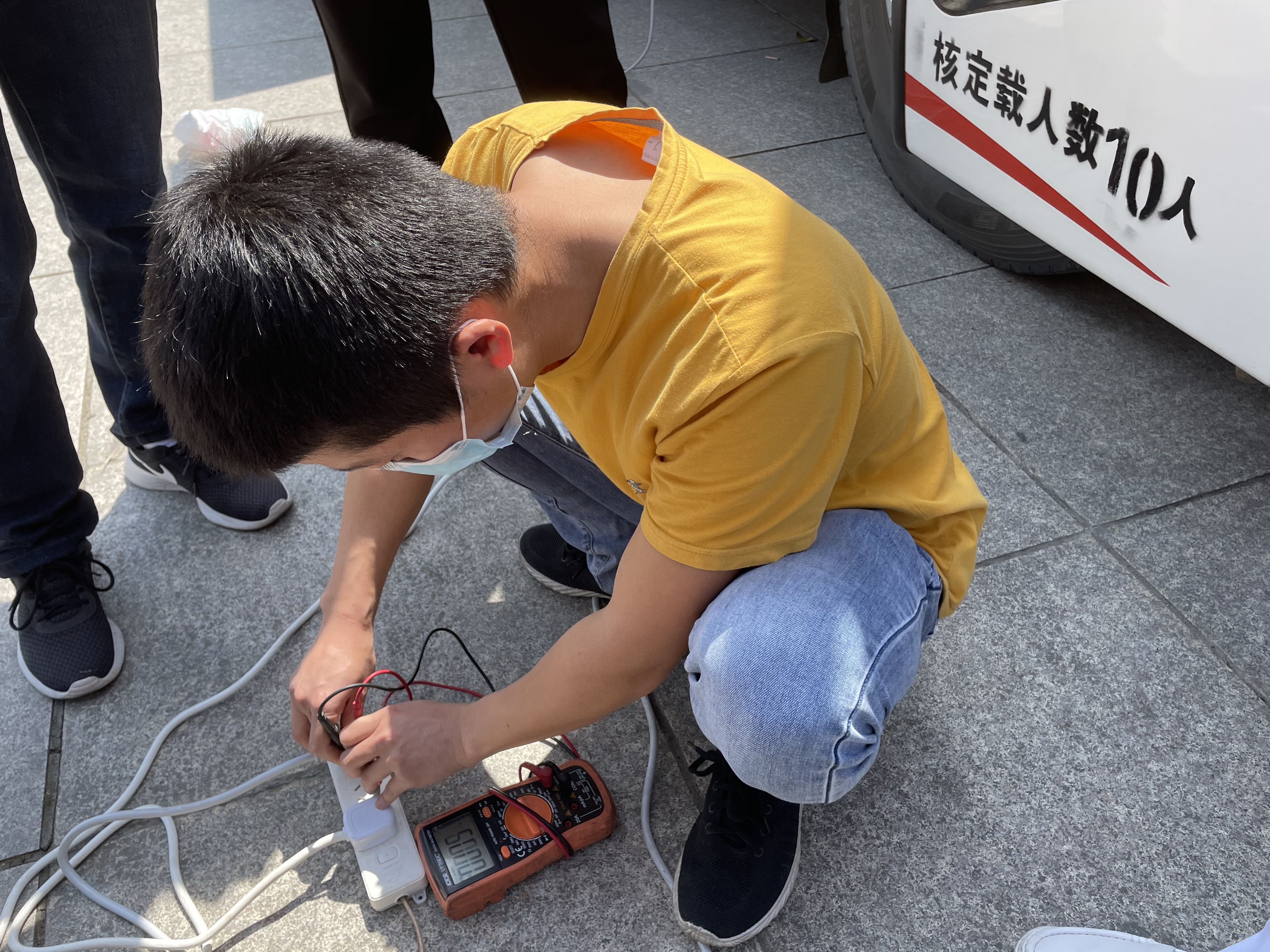 leyu.乐鱼正能量：职工抢修献血车，好人好事成风景！