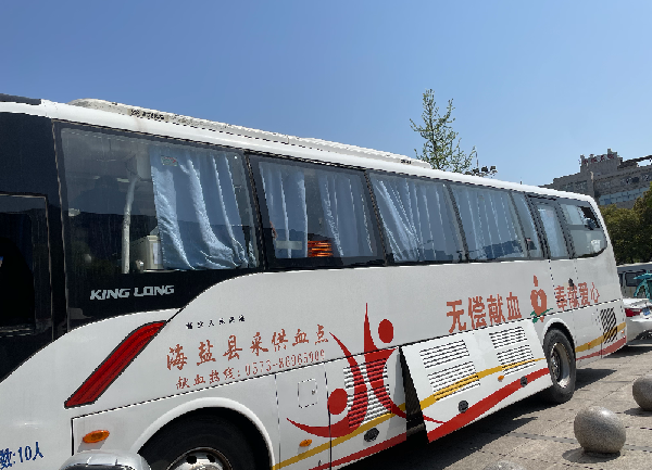 leyu.乐鱼正能量：职工抢修献血车，好人好事成风景！